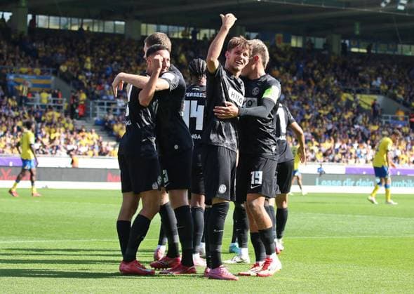 20.09.2025, xpfrx, Fussball 2.Bundesliga, Eintracht Braunschweig - SV Elversberg v.l. Younes Ebnoutalib, Florian Le Joncour, Otto Stange, Lukas Pinckert (Elversberg) bejubeln den Treffer zum 1:3 (DFL DFB REGULATIONS PROHIBIT ANY USE OF PHOTOGRAPHS as IMAGE SEQUENCES and or QUASI-VIDEO) Braunschweig