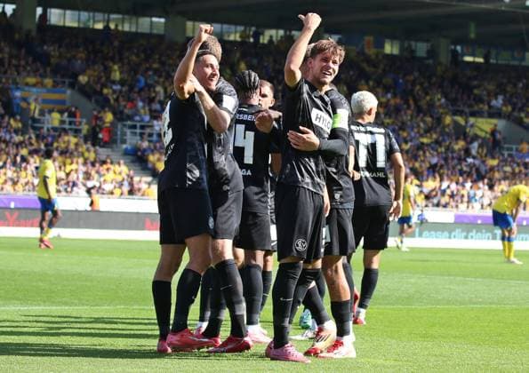 20.09.2025, xpfrx, Fussball 2.Bundesliga, Eintracht Braunschweig - SV Elversberg v.l. Younes Ebnoutalib, Otto Stange (Elversberg) bejubeln den Treffer zum 1:3 (DFL DFB REGULATIONS PROHIBIT ANY USE OF PHOTOGRAPHS as IMAGE SEQUENCES and or QUASI-VIDEO) Braunschweig