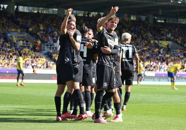 20.09.2025, xpfrx, Fussball 2.Bundesliga, Eintracht Braunschweig - SV Elversberg v.l. Younes Ebnoutalib, Otto Stange (Elversberg) bejubeln den Treffer zum 1:3 (DFL DFB REGULATIONS PROHIBIT ANY USE OF PHOTOGRAPHS as IMAGE SEQUENCES and or QUASI-VIDEO) Braunschweig