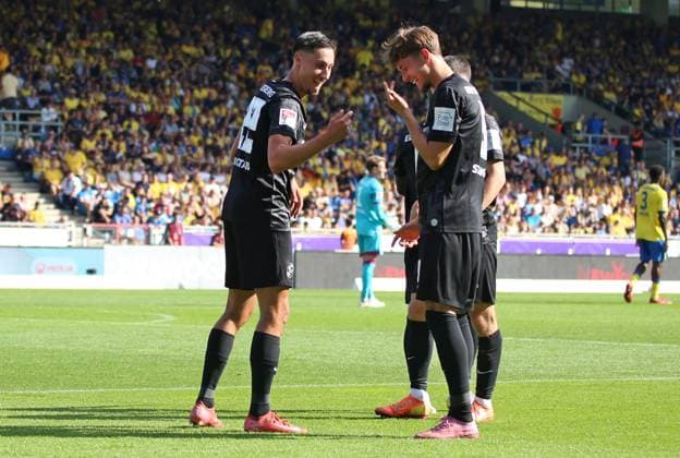 20.09.2025, xpfrx, Fussball 2.Bundesliga, Eintracht Braunschweig - SV Elversberg v.l. Younes Ebnoutalib, Otto Stange (Elversberg) bejubeln den Treffer zum 1:3 (DFL DFB REGULATIONS PROHIBIT ANY USE OF PHOTOGRAPHS as IMAGE SEQUENCES and or QUASI-VIDEO) Braunschweig