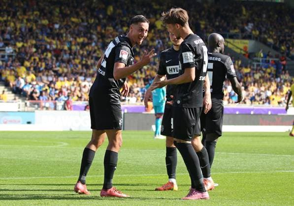 20.09.2025, xpfrx, Fussball 2.Bundesliga, Eintracht Braunschweig - SV Elversberg v.l. Younes Ebnoutalib, Otto Stange (Elversberg) bejubeln den Treffer zum 1:3 (DFL DFB REGULATIONS PROHIBIT ANY USE OF PHOTOGRAPHS as IMAGE SEQUENCES and or QUASI-VIDEO) Braunschweig