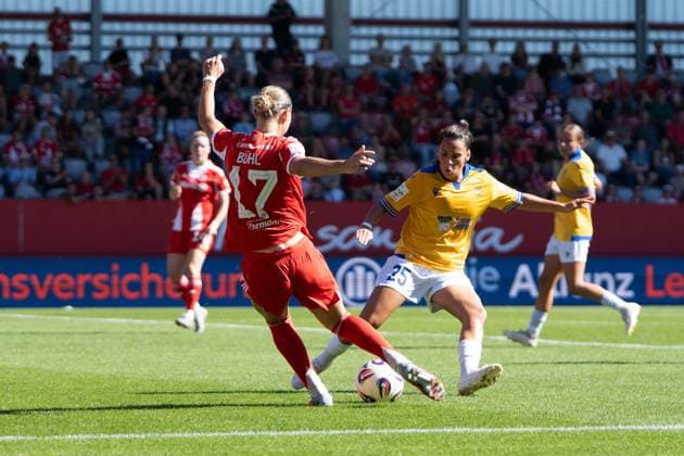 Klara Bühl (17 FC Bayern) und Noemi Gentile (25 Jena) in Aktion beim Google Pixel Frauen Bundesligaspiel FC Bayern München - FC Carl Zeiss Jena am 20.09.2025. München FC Bayern Campus Bayern Deutschland
