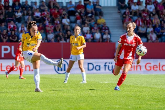 Felicia Sträßer (8 Jena) in Aktion beim Google Pixel Frauen Bundesligaspiel FC Bayern München - FC Carl Zeiss Jena am 20.09.2025. München FC Bayern Campus Bayern Deutschland