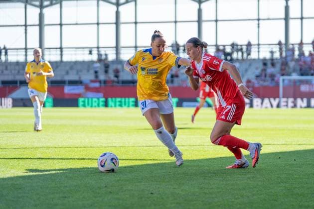 Nelly Juckel (31 Jena) und Klara Bühl (17 FC Bayern) in Aktion beim Google Pixel Frauen Bundesligaspiel FC Bayern München - FC Carl Zeiss Jena am 20.09.2025. München FC Bayern Campus Bayern Deutschland
