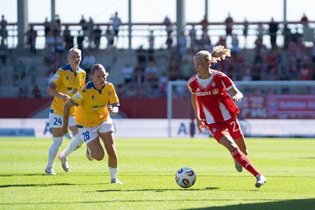 Emily Reske (28 Jena) und Pernille Harder (21 Bayern) in Aktion beim Google Pixel Frauen Bundesligaspiel FC Bayern München - FC Carl Zeiss Jena am 20.09.2025. München FC Bayern Campus Bayern Deutschland