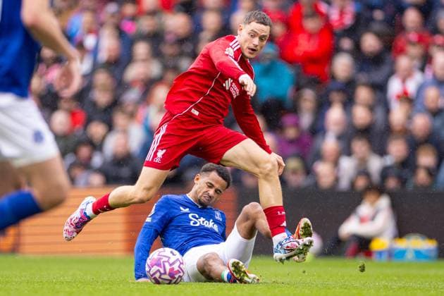 Football - FA Premier League - Liverpool FC v Everton FC LIVERPOOL, ENGLAND - Saturday, September 20, 2025: Liverpool s Florian Wirtz is challenged by Everton s Iliman Ndiaye during the FA Premier League match between Liverpool FC and Everton FC at Anfield. The 247th Merseyside Derby. (Photo by David Rawcliffe Propaganda) LIVERPOOL Anfield MERSEYSIDE ENGLAND  Copyright: xDavidxRawcliffex P2025-09-20-Liverpool_Everton-57