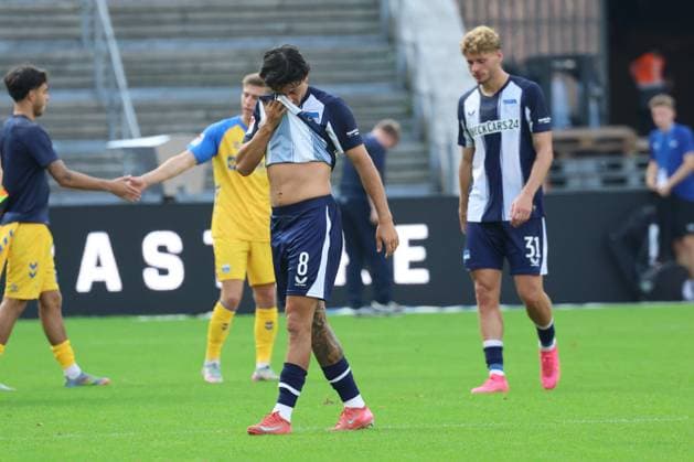 2. Fußball Bundesliga, Hertha BSC - SC Paderborn Kevin Sessa (Hertha BSC 8), enttäuscht, rechts Márton Dárdai (Hertha BSC 31), während der Begegnung in der 2. Fußball Bundesliga, Hertha BSC - SC Paderborn in Berlin, Olympiastadion, am 20.09.2025. DFB regulations prohibit any use of photographs as image sequences and or quasi video.