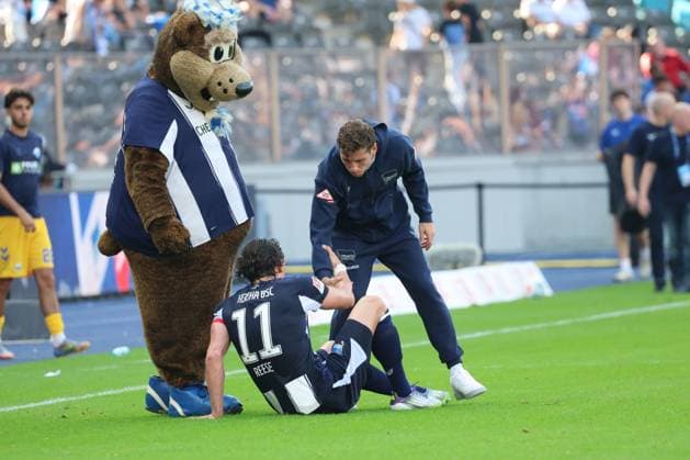 2. Fußball Bundesliga, Hertha BSC - SC Paderborn Fabian Reese (Hertha BSC 11) enttäuscht, am Boden, neben Maskottcher Herthino, während der Begegnung in der 2. Fußball Bundesliga, Hertha BSC - SC Paderborn in Berlin, Olympiastadion, am 20.09.2025. DFB regulations prohibit any use of photographs as image sequences and or quasi video.