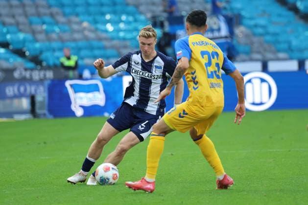 2. Fußball Bundesliga, Hertha BSC - SC Paderborn Julian Eitschberger (Hertha BSC 2) im Zweikampf mit Raphael Obermair (SC Paderborn 07 23), während der Begegnung in der 2. Fußball Bundesliga, Hertha BSC - SC Paderborn in Berlin, Olympiastadion, am 20.09.2025. DFB regulations prohibit any use of photographs as image sequences and or quasi video.