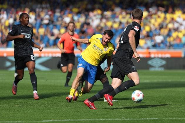 Braunschweig vs. Elversberg, 2. BL Braunschweig, 20.09.2025, FUßBALL - Eintracht Braunschweig vs. SV Elversberg, 2. BL, Saison 2025 26. Mehmet Can Aydin (Eintracht Braunschweig), Florian le Joncour (Elversberg) Braunschweig