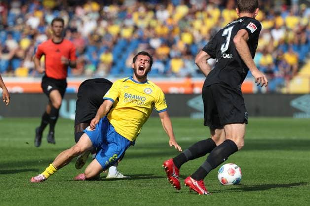 Braunschweig vs. Elversberg, 2. BL Braunschweig, 20.09.2025, FUßBALL - Eintracht Braunschweig vs. SV Elversberg, 2. BL, Saison 2025 26. Mehmet Can Aydin (Eintracht Braunschweig), Florian le Joncour (Elversberg) Braunschweig