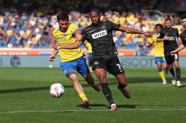 Braunschweig vs. Elversberg, 2. BL Braunschweig, 20.09.2025, FUßBALL - Eintracht Braunschweig vs. SV Elversberg, 2. BL, Saison 2025 26. Johan Gomez (Eintracht Braunschweig), Jarzinho Malanga (Elversberg) Braunschweig