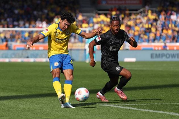 Braunschweig vs. Elversberg, 2. BL Braunschweig, 20.09.2025, FUßBALL - Eintracht Braunschweig vs. SV Elversberg, 2. BL, Saison 2025 26. Johan Gomez (Eintracht Braunschweig), Jarzinho Malanga (Elversberg) Braunschweig