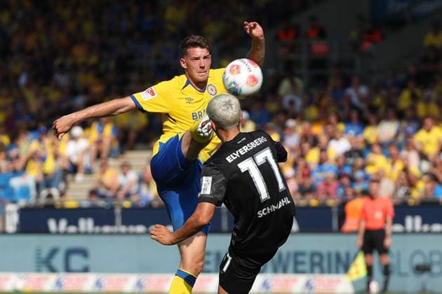Braunschweig vs. Elversberg, 2. BL Braunschweig, 20.09.2025, FUßBALL - Eintracht Braunschweig vs. SV Elversberg, 2. BL, Saison 2025 26. Florian Flick (Eintracht Braunschweig), Frederik Schmahl (Elversberg) Braunschweig