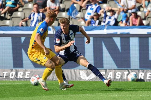2. Fußball Bundesliga, Hertha BSC - SC Paderborn Luca Schuler (Hertha BSC 18) im Zweikampf mit Laurin Curda (SC Paderborn 07 17), während der Begegnung in der 2. Fußball Bundesliga, Hertha BSC - SC Paderborn in Berlin, Olympiastadion, am 20.09.2025. DFB regulations prohibit any use of photographs as image sequences and or quasi video.