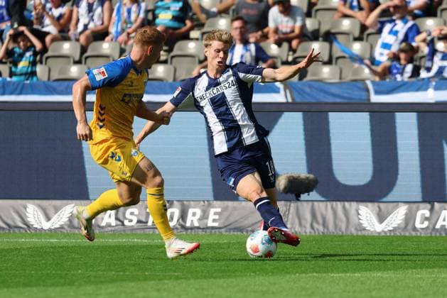 2. Fußball Bundesliga, Hertha BSC - SC Paderborn Julian Eitschberger (Hertha BSC 2) im Zweikampf mit Raphael Obermair (SC Paderborn 07 23), während der Begegnung in der 2. Fußball Bundesliga, Hertha BSC - SC Paderborn in Berlin, Olympiastadion, am 20.09.2025. DFB regulations prohibit any use of photographs as image sequences and or quasi video.