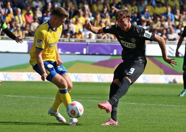 20.09.2025, xpfrx, Fussball 2.Bundesliga, Eintracht Braunschweig - SV Elversberg v.l. Florian Flick (Braunschweig) stellt sich einem Torschuss von Otto Stange (Elversberg) in den Weg (DFL DFB REGULATIONS PROHIBIT ANY USE OF PHOTOGRAPHS as IMAGE SEQUENCES and or QUASI-VIDEO) Braunschweig