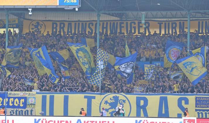 20.09.2025, xpfrx, Fussball 2.Bundesliga, Eintracht Braunschweig - SV Elversberg Fans Braunschweig im Heimblock unterstützen ihre Mannschaft (DFL DFB REGULATIONS PROHIBIT ANY USE OF PHOTOGRAPHS as IMAGE SEQUENCES and or QUASI-VIDEO) Braunschweig