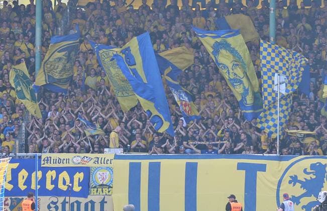 20.09.2025, xpfrx, Fussball 2.Bundesliga, Eintracht Braunschweig - SV Elversberg Fans Braunschweig im Heimblock unterstützen ihre Mannschaft (DFL DFB REGULATIONS PROHIBIT ANY USE OF PHOTOGRAPHS as IMAGE SEQUENCES and or QUASI-VIDEO) Braunschweig