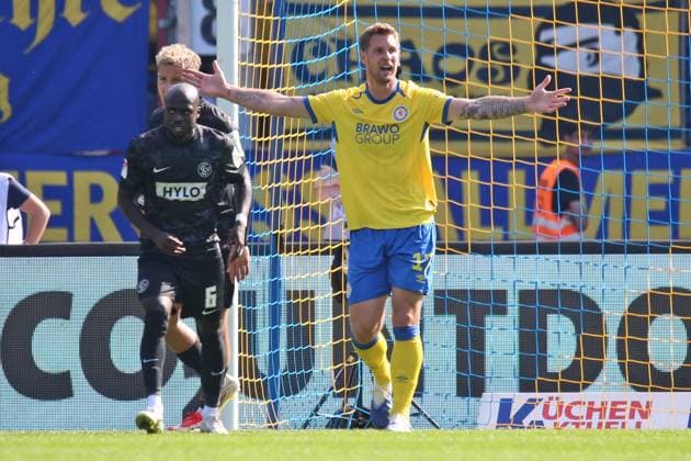 20.09.2025, xpfrx, Fussball 2.Bundesliga, Eintracht Braunschweig - SV Elversberg Sebastian Polter (Braunschweig) fordert einen Elfmeter (DFL DFB REGULATIONS PROHIBIT ANY USE OF PHOTOGRAPHS as IMAGE SEQUENCES and or QUASI-VIDEO) Braunschweig