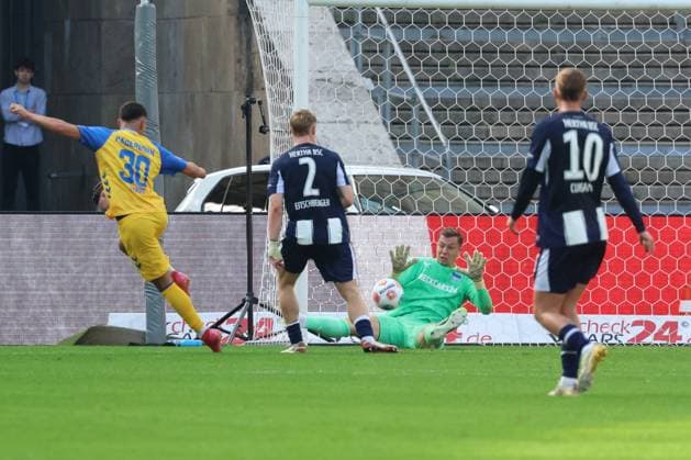 2. Fußball Bundesliga, Hertha BSC - SC Paderborn Torwart Tjark Ernst (Hertha BSC 1) hält einen Torschuss von Stefano Marino (SC Paderborn 07 30), in der Mitte Julian Eitschberger (Hertha BSC 2), während der Begegnung in der 2. Fußball Bundesliga, Hertha BSC - SC Paderborn in Berlin, Olympiastadion, am 20.09.2025. DFB regulations prohibit any use of photographs as image sequences and or quasi video.