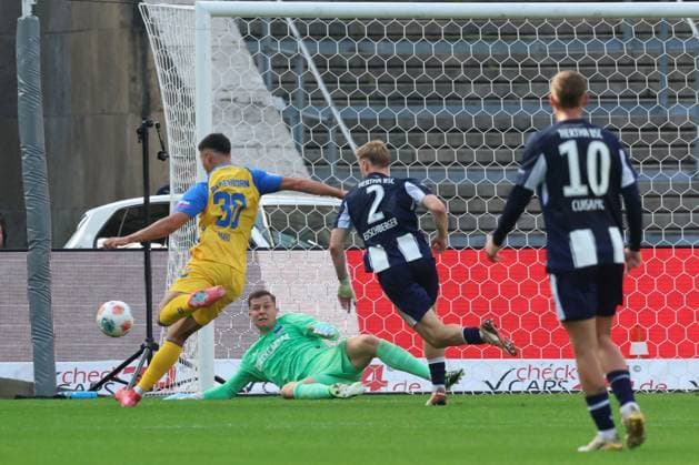 2. Fußball Bundesliga, Hertha BSC - SC Paderborn Torwart Tjark Ernst (Hertha BSC 1) hält einen Torschuss von Stefano Marino (SC Paderborn 07 30), in der Mitte Julian Eitschberger (Hertha BSC 2), während der Begegnung in der 2. Fußball Bundesliga, Hertha BSC - SC Paderborn in Berlin, Olympiastadion, am 20.09.2025. DFB regulations prohibit any use of photographs as image sequences and or quasi video.