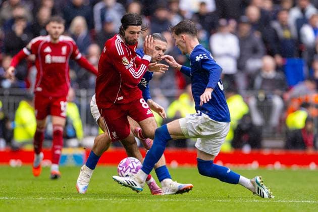 Football - FA Premier League - Liverpool FC v Everton FC LIVERPOOL, ENGLAND - Saturday, September 20, 2025: Liverpool s Dominik Szoboszlai is challenged by Everton teammates Jack Grealish and James Garner during the FA Premier League match between Liverpool FC and Everton FC at Anfield. The 247th Merseyside Derby. (Photo by David Rawcliffe Propaganda) LIVERPOOL Anfield MERSEYSIDE ENGLAND  Copyright: xDavidxRawcliffex P2025-09-20-Liverpool_Everton-65