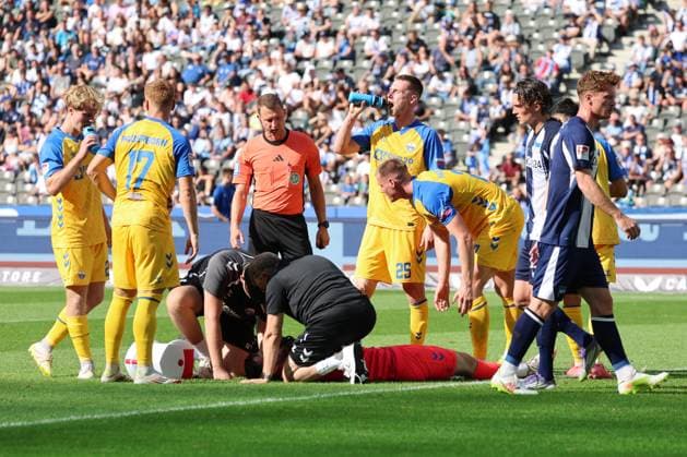 2. Fußball Bundesliga, Hertha BSC - SC Paderborn Torwart Dennis Seimen (SC Paderborn 07 41) verletzt am Boden, nach Zusammenstoß mit Dawid Kownacki (Hertha BSC 9), während der Begegnung in der 2. Fußball Bundesliga, Hertha BSC - SC Paderborn in Berlin, Olympiastadion, am 20.09.2025. DFB regulations prohibit any use of photographs as image sequences and or quasi video.