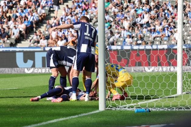 2. Fußball Bundesliga, Hertha BSC - SC Paderborn Dawid Kownacki (Hertha BSC 9) verletzt am Boden, nach Zusammenstoß mit Torwart Dennis Seimen (SC Paderborn 07 41), Sebastian Grønning (Hertha BSC 17) und Raphael Obermair (SC Paderborn 07 23) stehen bei ihm, während der Begegnung in der 2. Fußball Bundesliga, Hertha BSC - SC Paderborn in Berlin, Olympiastadion, am 20.09.2025. DFB regulations prohibit any use of photographs as image sequences and or quasi video.