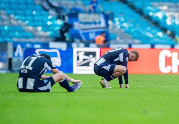 Fussball, Herren, Saison 2025 2026, 2. Bundesliga (6. Spieltag), Hertha BSC - SC Paderborn, v.l. Fabian Reese (Hertha BSC), Michael Cuisance (Hertha BSC), Enttäuschung nach Abpfiff, 20.09. 2025,