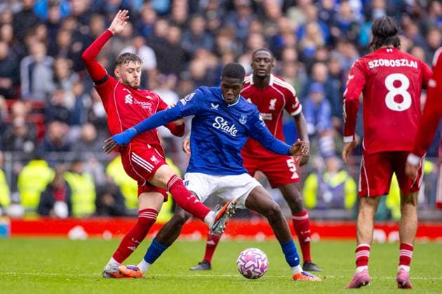 Football - FA Premier League - Liverpool FC v Everton FC LIVERPOOL, ENGLAND - Saturday, September 20, 2025: Liverpool s Conor Bradley is challenging Everton s Thierno Barry during the FA Premier League match between Liverpool FC and Everton FC at Anfield. The 247th Merseyside Derby. (Photo by David Rawcliffe Propaganda) LIVERPOOL Anfield MERSEYSIDE ENGLAND  Copyright: xDavidxRawcliffex P2025-09-20-Liverpool_Everton-66