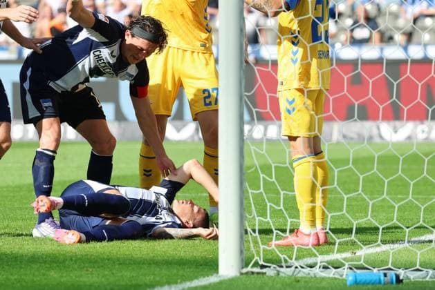 2. Fußball Bundesliga, Hertha BSC - SC Paderborn Dawid Kownacki (Hertha BSC 9) verletzt am Boden, nach Zusammenstoß mit Torwart Dennis Seimen (SC Paderborn 07 41), Fabian Reese (Hertha BSC 11) steht bei ihm, während der Begegnung in der 2. Fußball Bundesliga, Hertha BSC - SC Paderborn in Berlin, Olympiastadion, am 20.09.2025. DFB regulations prohibit any use of photographs as image sequences and or quasi video.