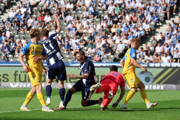 2. Fußball Bundesliga, Hertha BSC - SC Paderborn Zusammenstoß zwischen Dawid Kownacki (Hertha BSC 9) und Torwart Dennis Seimen (SC Paderborn 07 41), der Berliner muss ausgewechselt werden, während der Begegnung in der 2. Fußball Bundesliga, Hertha BSC - SC Paderborn in Berlin, Olympiastadion, am 20.09.2025. DFB regulations prohibit any use of photographs as image sequences and or quasi video.