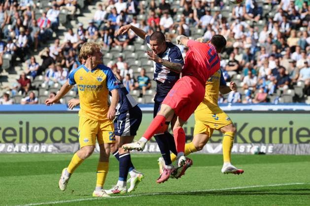 2. Fußball Bundesliga, Hertha BSC - SC Paderborn Zusammenstoß zwischen Dawid Kownacki (Hertha BSC 9) und Torwart Dennis Seimen (SC Paderborn 07 41), der Berliner muss ausgewechselt werden, während der Begegnung in der 2. Fußball Bundesliga, Hertha BSC - SC Paderborn in Berlin, Olympiastadion, am 20.09.2025. DFB regulations prohibit any use of photographs as image sequences and or quasi video.
