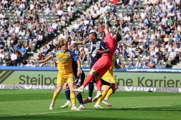 2. Fußball Bundesliga, Hertha BSC - SC Paderborn Zusammenstoß zwischen Dawid Kownacki (Hertha BSC 9) und Torwart Dennis Seimen (SC Paderborn 07 41), der Berliner muss ausgewechselt werden, links Mattes Hansen (SC Paderborn 07 22), während der Begegnung in der 2. Fußball Bundesliga, Hertha BSC - SC Paderborn in Berlin, Olympiastadion, am 20.09.2025. DFB regulations prohibit any use of photographs as image sequences and or quasi video.