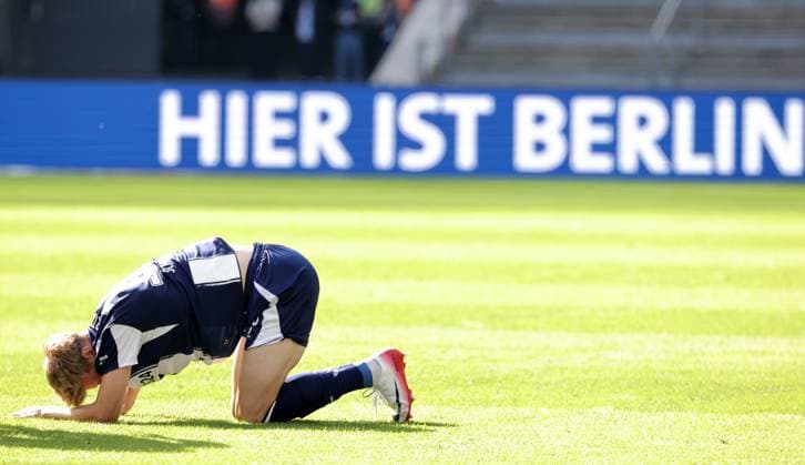 Maurice Krattenmacher am Boden, dahinter Bande: hier ist Berlin Fußball Fussball DFL 2.Bundesliga Herren 6.Spieltag Saison 2025 2026 20.09.2025 Hertha BSC Berlin vs. SC Paderborn SCP DFL regulations prohibit any use of photographs as image sequences and or quasi-video *** Maurice Krattenmacher on the ground, behind the board here is Berlin Sport Fußball Fußball DFL 2 Bundesliga Herren 6 Spieltag Saison 2025 2026 20 09 2025 Hertha BSC Berlin vs SC Paderborn SCP DFL regulations prohibit any use of photographs as image sequences and or quasi video