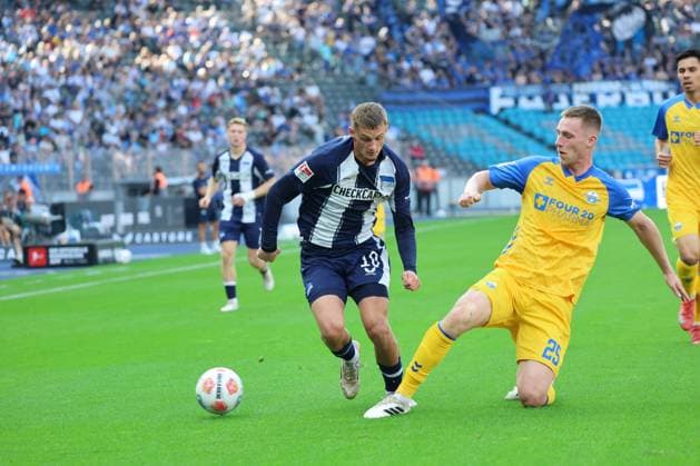 2. Fußball Bundesliga, Hertha BSC - SC Paderborn Luca Schuler (Hertha BSC 18) im Zweikampf mit Tjark Scheller (SC Paderborn 07 25), während der Begegnung in der 2. Fußball Bundesliga, Hertha BSC - SC Paderborn in Berlin, Olympiastadion, am 20.09.2025. DFB regulations prohibit any use of photographs as image sequences and or quasi video.