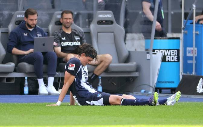 Fabian Reese, Hertha enttäuscht nach Spielende Enttäuschung Fußball Fussball DFL 2.Bundesliga Herren 6.Spieltag Saison 2025 2026 20.09.2025 Hertha BSC Berlin vs. SC Paderborn SCP DFL regulations prohibit any use of photographs as image sequences and or quasi-video