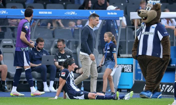 Fabian Reese, Trainer Stefan Leitl, Hertha enttäuscht nach Spielende Enttäuschung Fußball Fussball DFL 2.Bundesliga Herren 6.Spieltag Saison 2025 2026 20.09.2025 Hertha BSC Berlin vs. SC Paderborn SCP DFL regulations prohibit any use of photographs as image sequences and or quasi-video