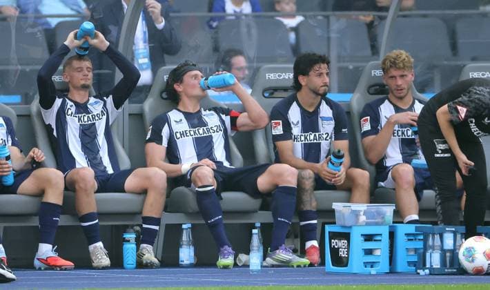 Michael Cuisance, Fabian Reese, Kevin Sessa, Marton Dardai, Hertha enttäuscht nach Spielende Enttäuschung Fußball Fussball DFL 2.Bundesliga Herren 6.Spieltag Saison 2025 2026 20.09.2025 Hertha BSC Berlin vs. SC Paderborn SCP DFL regulations prohibit any use of photographs as image sequences and or quasi-video