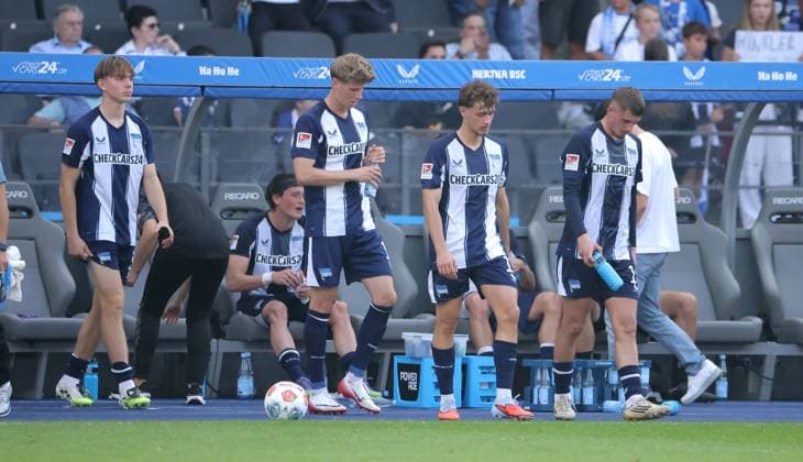 Kennet Eichhorn, Julian Eitschberger, Maurice Krattenmacher, Michael Cuisance, Hertha enttäuscht nach Spielende Enttäuschung Fußball Fussball DFL 2.Bundesliga Herren 6.Spieltag Saison 2025 2026 20.09.2025 Hertha BSC Berlin vs. SC Paderborn SCP DFL regulations prohibit any use of photographs as image sequences and or quasi-video