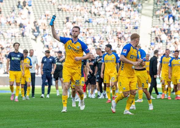 Fussball, Herren, Saison 2025 2026, 2. Bundesliga (6. Spieltag), Hertha BSC - SC Paderborn, v.l. Tjark Scheller (Paderborn), Laurin Curda (Paderborn), Jubel nach Abpfiff, 20.09. 2025,