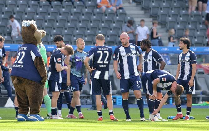 Hertha enttäuscht nach Spielende Enttäuschung Fußball Fussball DFL 2.Bundesliga Herren 6.Spieltag Saison 2025 2026 20.09.2025 Hertha BSC Berlin vs. SC Paderborn SCP DFL regulations prohibit any use of photographs as image sequences and or quasi-video