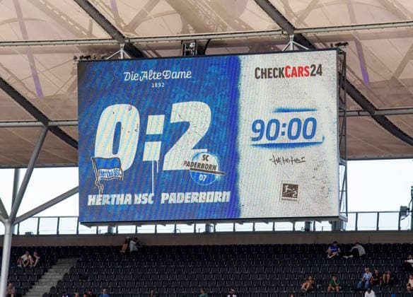 Fussball, Herren, Saison 2025 2026, 2. Bundesliga (6. Spieltag), Hertha BSC - SC Paderborn, Anzeigetafel mit 0:2-Endstand, 20.09. 2025,