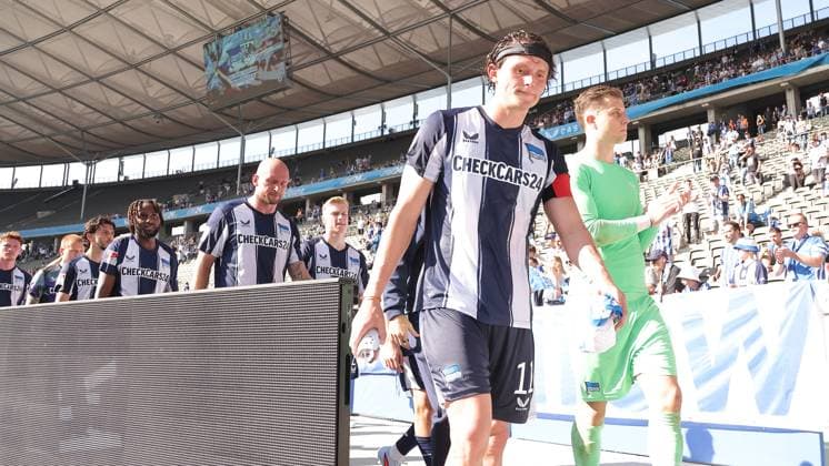 Fabian Reese, Torwart Tjark Ernst, Hertha enttäuscht nach Spielende Enttäuschung Fußball Fussball DFL 2.Bundesliga Herren 6.Spieltag Saison 2025 2026 20.09.2025 Hertha BSC Berlin vs. SC Paderborn SCP DFL regulations prohibit any use of photographs as image sequences and or quasi-video
