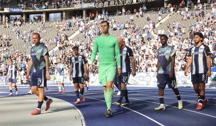Hertha enttäuscht nach Spielende Enttäuschung Fußball Fussball DFL 2.Bundesliga Herren 6.Spieltag Saison 2025 2026 20.09.2025 Hertha BSC Berlin vs. SC Paderborn SCP DFL regulations prohibit any use of photographs as image sequences and or quasi-video
