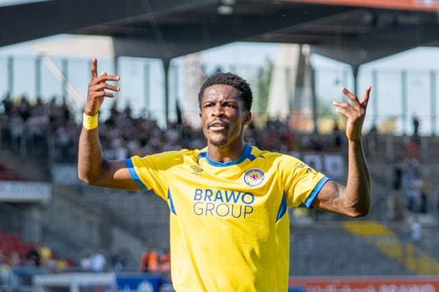 Deutschland: Fussball 2. Bundesliga, 6. Spieltag 2025 2026, Eintracht Braunschweig-SV Elversberg am 20.09.2025 in Braunschweig (Eintracht-Stadion): Christian Joe Conteh (Eintracht Braunschweig 32) heizt die Fans an