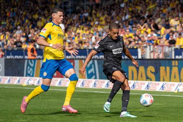 Deutschland: Fussball 2. Bundesliga, 6. Spieltag 2025 2026, Eintracht Braunschweig-SV Elversberg am 20.09.2025 in Braunschweig (Eintracht-Stadion): Erencan Yardimci (Eintracht Braunschweig 9) und BambasÃ ContÃ (SV Elversberg 10)
