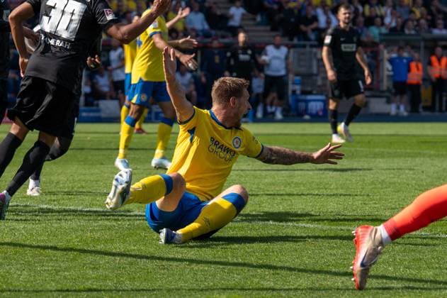 Deutschland: Fussball 2. Bundesliga, 6. Spieltag 2025 2026, Eintracht Braunschweig-SV Elversberg am 20.09.2025 in Braunschweig (Eintracht-Stadion): Sebastian Polter (Eintracht Braunschweig 17) fordert Elfmeter