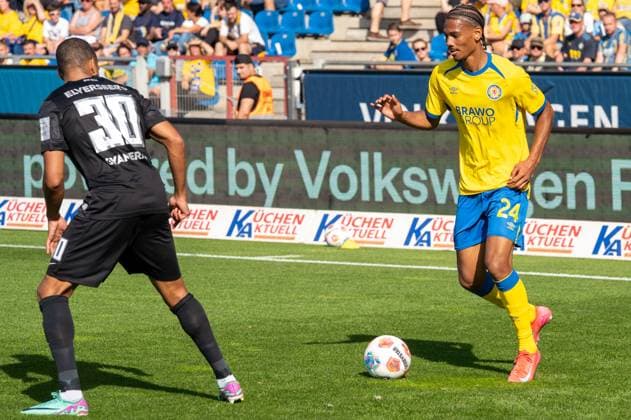 Deutschland: Fussball 2. Bundesliga, 6. Spieltag 2025 2026, Eintracht Braunschweig-SV Elversberg am 20.09.2025 in Braunschweig (Eintracht-Stadion): Sidi SanÃ (Eintracht Braunschweig 24) und Jan Gyamerah (SV Elversberg 30)